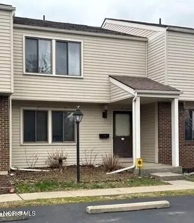 4 Meadowbrook Dr, Perrysburg, OH 43551
