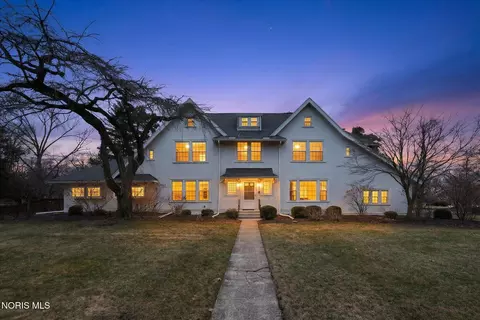 405 Forest Dr, Rossford, OH 43460