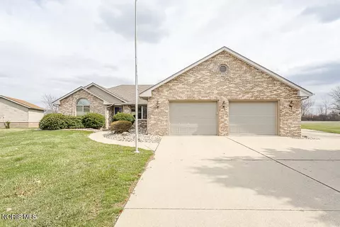 1347 Oaktree Ct, Oregon, OH 43616