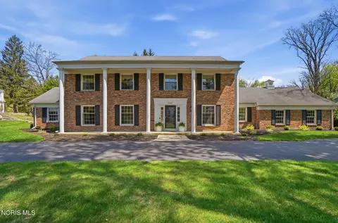 2442 Brookview Dr, Ottawa Hills, OH 43615