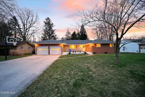 915 Carol Rd, Bowling Green, OH 43402