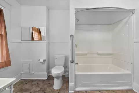 Bath - 2048 Joffre Ave, Toledo, OH 43607 photo 1 of 3