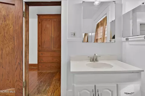 Bath - 2048 Joffre Ave, Toledo, OH 43607 photo 2 of 3