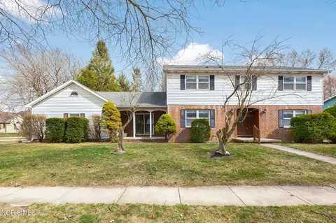 734 Mckinley Dr, Bowling Green, OH 43402