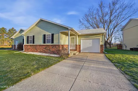 4 Augusta Dr, Bowling Green, OH 43402