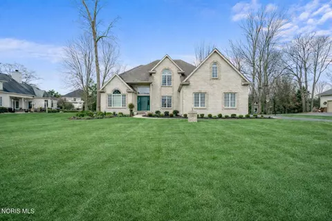 2417 Waterford Village Dr, Sylvania, OH 43560