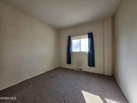 Bedroom - 5501 Ayers Rd, Walbridge, OH 43465 photo 2 of 6