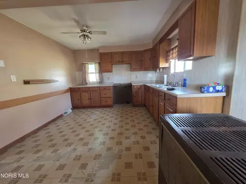 Kitchen - 5501 Ayers Rd, Walbridge, OH 43465 photo 1 of 1