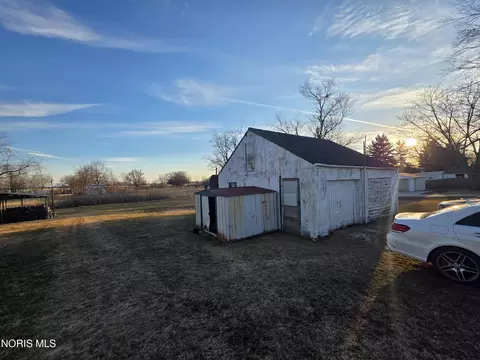Exterior - 5501 Ayers Rd, Walbridge, OH 43465 photo 2 of 5