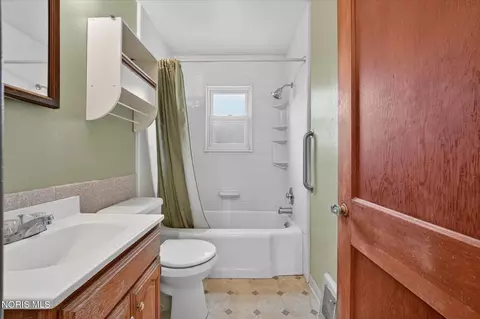 Bath - 915 Mackow Dr, Toledo, OH 43607 photo 1 of 1