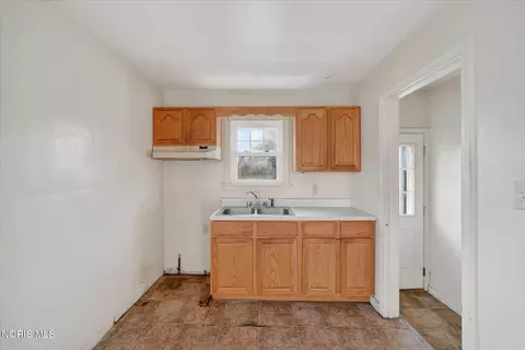 Kitchen - 915 Mackow Dr, Toledo, OH 43607 photo 2 of 2