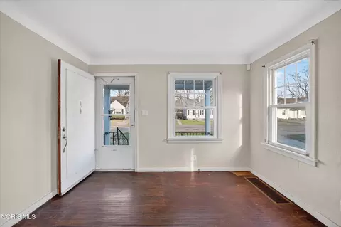 Entry Way - 915 Mackow Dr, Toledo, OH 43607 photo 2 of 5