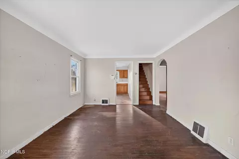 Living - 915 Mackow Dr, Toledo, OH 43607 photo 1 of 2