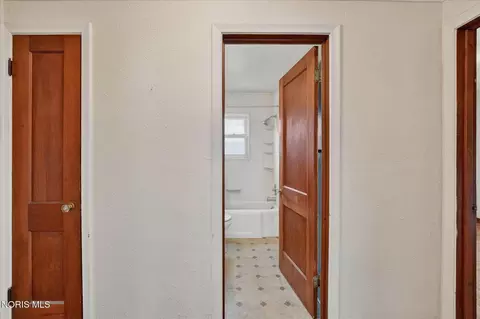 Entry Way - 915 Mackow Dr, Toledo, OH 43607 photo 3 of 5