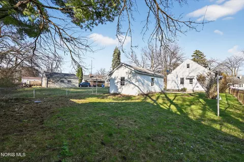 Exterior - 915 Mackow Dr, Toledo, OH 43607 photo 5 of 7