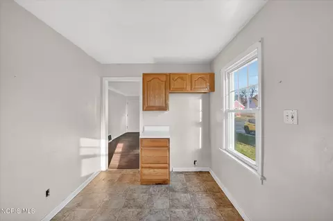 Entry Way - 915 Mackow Dr, Toledo, OH 43607 photo 4 of 5