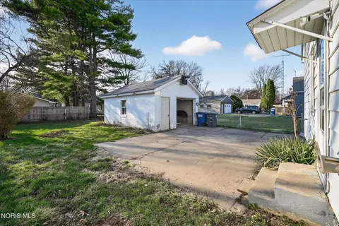 Exterior - 915 Mackow Dr, Toledo, OH 43607 photo 6 of 7