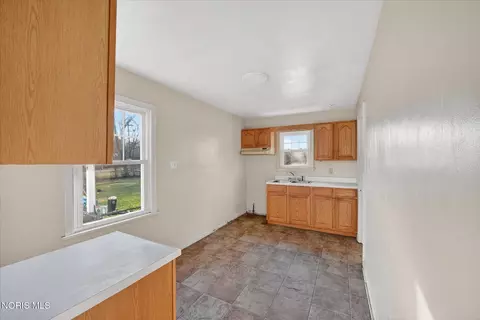 Kitchen - 915 Mackow Dr, Toledo, OH 43607 photo 1 of 2