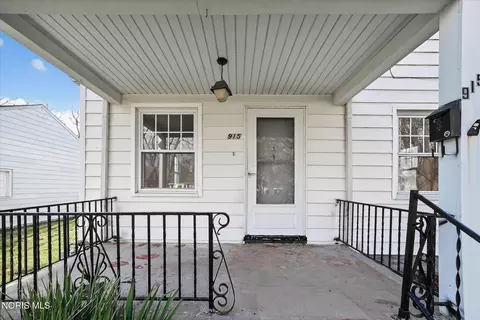 Exterior - 915 Mackow Dr, Toledo, OH 43607 photo 2 of 7
