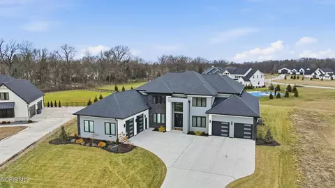 1125 Hunting Creek Dr, Perrysburg, OH 43551