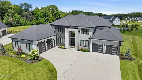 1125 Hunting Creek Dr, Perrysburg, OH 43551