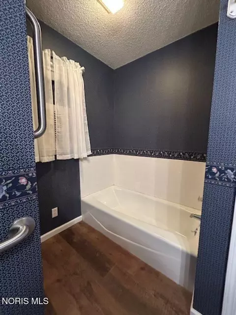 Bath - 303 Walz St, Edon, OH 43518 photo 3 of 4