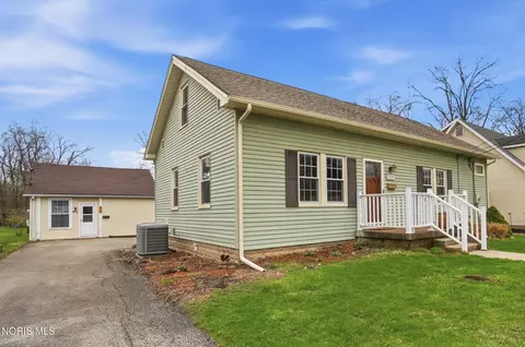 859 Walnut St, Perrysburg, OH 43551