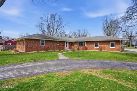 1206 Woodrow Wilson Dr, Fostoria, OH 44830