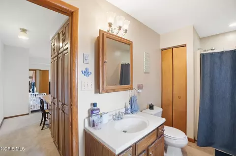Bath - 5874 Taylor Ave, Walbridge, OH 43465 photo 2 of 6