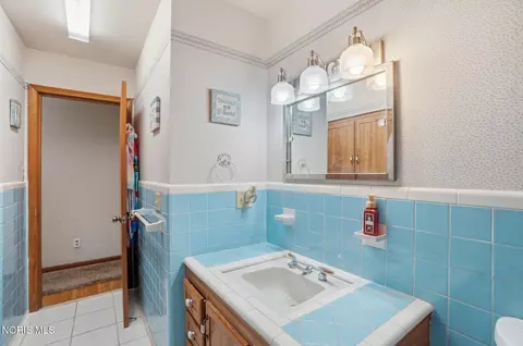 Bath - 5874 Taylor Ave, Walbridge, OH 43465 photo 5 of 6