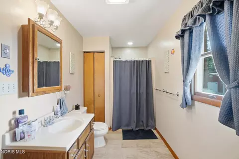 Bath - 5874 Taylor Ave, Walbridge, OH 43465 photo 1 of 6