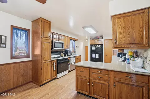 Kitchen - 5874 Taylor Ave, Walbridge, OH 43465 photo 1 of 6