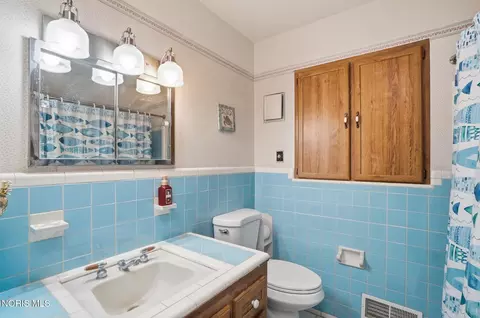 Bath - 5874 Taylor Ave, Walbridge, OH 43465 photo 3 of 6