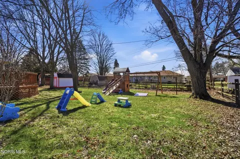 Exterior - 5874 Taylor Ave, Walbridge, OH 43465 photo 7 of 9
