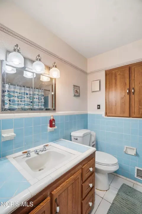Bath - 5874 Taylor Ave, Walbridge, OH 43465 photo 4 of 6