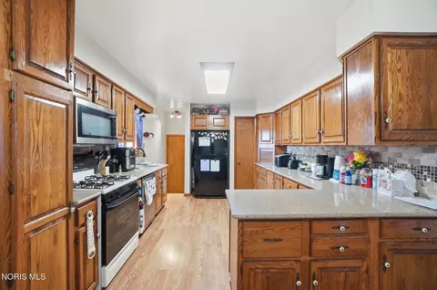Kitchen - 5874 Taylor Ave, Walbridge, OH 43465 photo 2 of 6