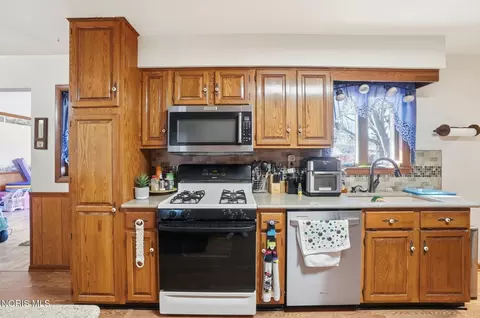 Kitchen - 5874 Taylor Ave, Walbridge, OH 43465 photo 4 of 6