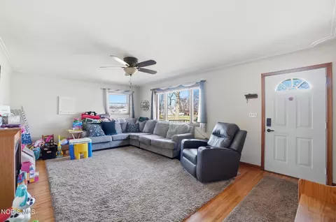 Living - 5874 Taylor Ave, Walbridge, OH 43465 photo 1 of 2