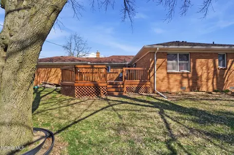 Exterior - 5874 Taylor Ave, Walbridge, OH 43465 photo 5 of 9