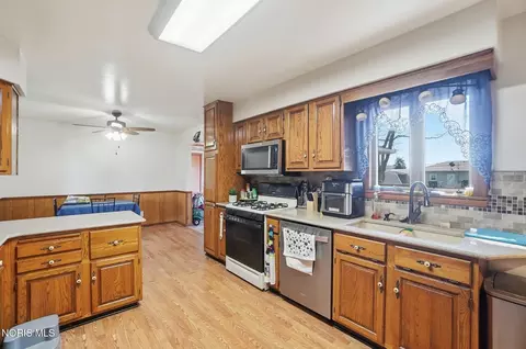 Kitchen - 5874 Taylor Ave, Walbridge, OH 43465 photo 6 of 6