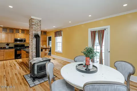 Dining - 426 W Wayne St, Maumee, OH 43537 photo 6 of 8