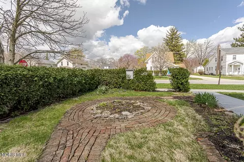 Exterior - 426 W Wayne St, Maumee, OH 43537 photo 7 of 10