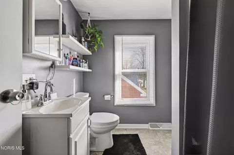 Bath - 635 Wright Ave, Toledo, OH 43609 photo 4 of 5