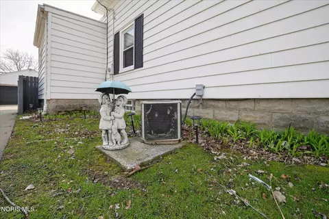 Exterior - 635 Wright Ave, Toledo, OH 43609 photo 7 of 9