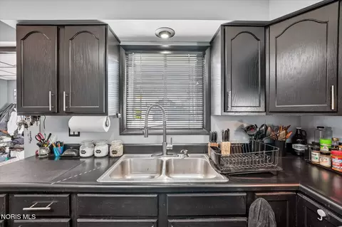 Kitchen - 635 Wright Ave, Toledo, OH 43609 photo 3 of 4