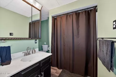 Bath - 635 Wright Ave, Toledo, OH 43609 photo 3 of 5