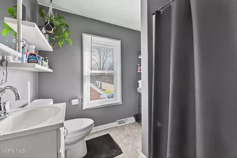 Bath - 635 Wright Ave, Toledo, OH 43609 photo 5 of 5