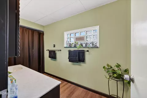 Bath - 635 Wright Ave, Toledo, OH 43609 photo 1 of 5