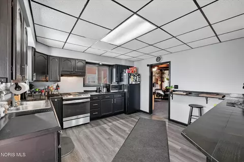 Kitchen - 635 Wright Ave, Toledo, OH 43609 photo 4 of 4