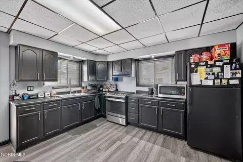 Kitchen - 635 Wright Ave, Toledo, OH 43609 photo 2 of 4